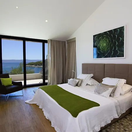 Acona - Film Star Looks In A Glamorous Setting With Amazing Facilities