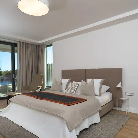 Acona - Film Star Looks In A Glamorous Setting With Amazing Facilities