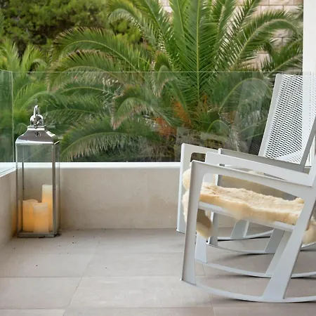 Acona - Film Star Looks In A Glamorous Setting With Amazing Facilities